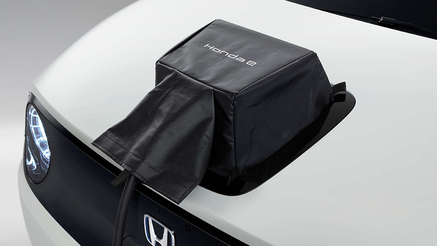 Detailný záber na kryt portu nabíjačky Honda E Power Charge.