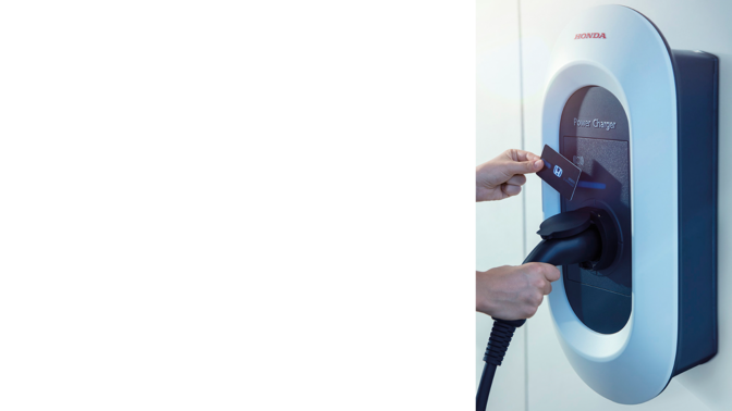 Záber demonštrujúci použitie bezkontaktnej karty pri používaní nabíjačky.