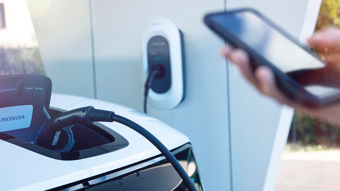 Model demonštrujúci použitie aplikácie My Honda+, ktorá odosiela informácie o stave nabíjania.