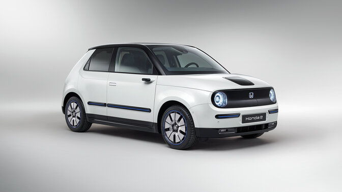 Trojštvrťový záber zboku na model Honda e v štúdiu.