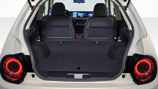 Detailný záber do interiéru batožinového priestoru modelu Honda e.