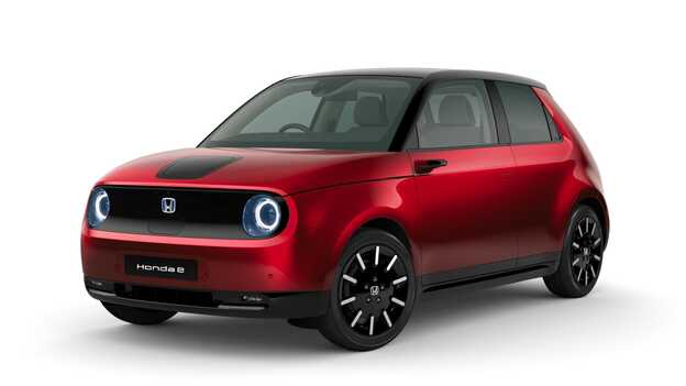 Trojštvrťový pohľad spredu na model Honda e vo farbe Metalická Modern Steel.