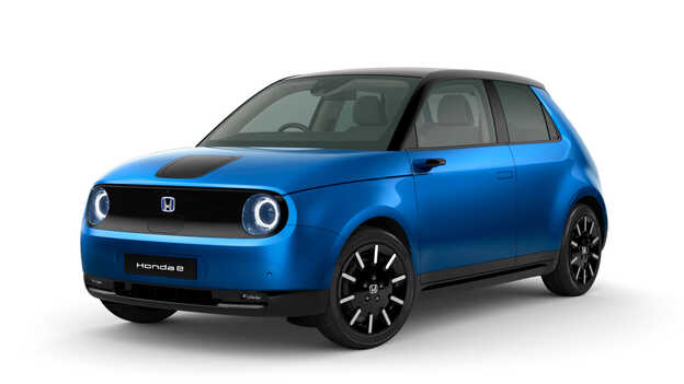 Trojštvrťový pohľad spredu na model Honda e vo farbe Metalická Premium Crystal Blue.