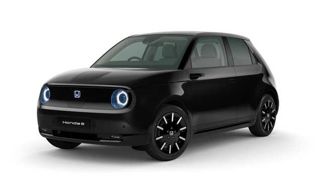 Trojštvrťový pohľad spredu na model Honda e vo farbe Perleťová Crystal Black.