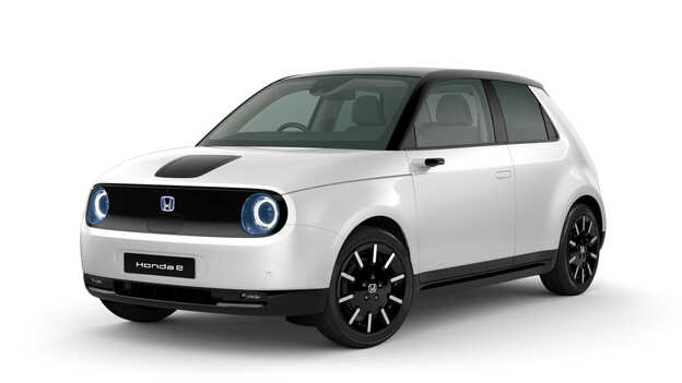 Trojštvrťový pohľad spredu na model Honda e vo farbe Perleťová White Platinum.