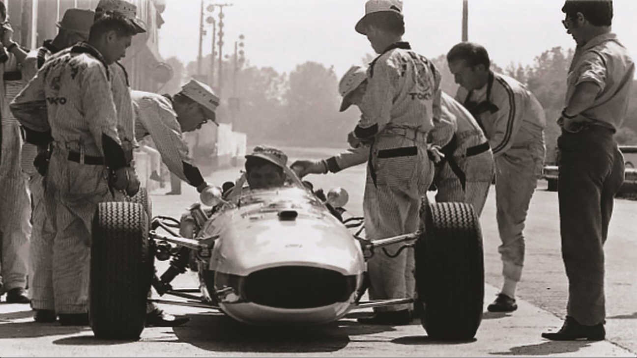 Soichiro Honda v rámci príprav na naše prvé preteky seriálu Formuly 1 v roku 1964 pri Veľkej cene Maďarska.