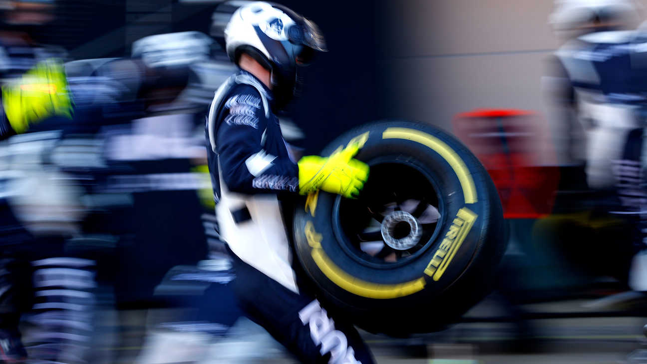 Mechanik tímu Scuderia Alphatauri v boxoch s pneumatikou
