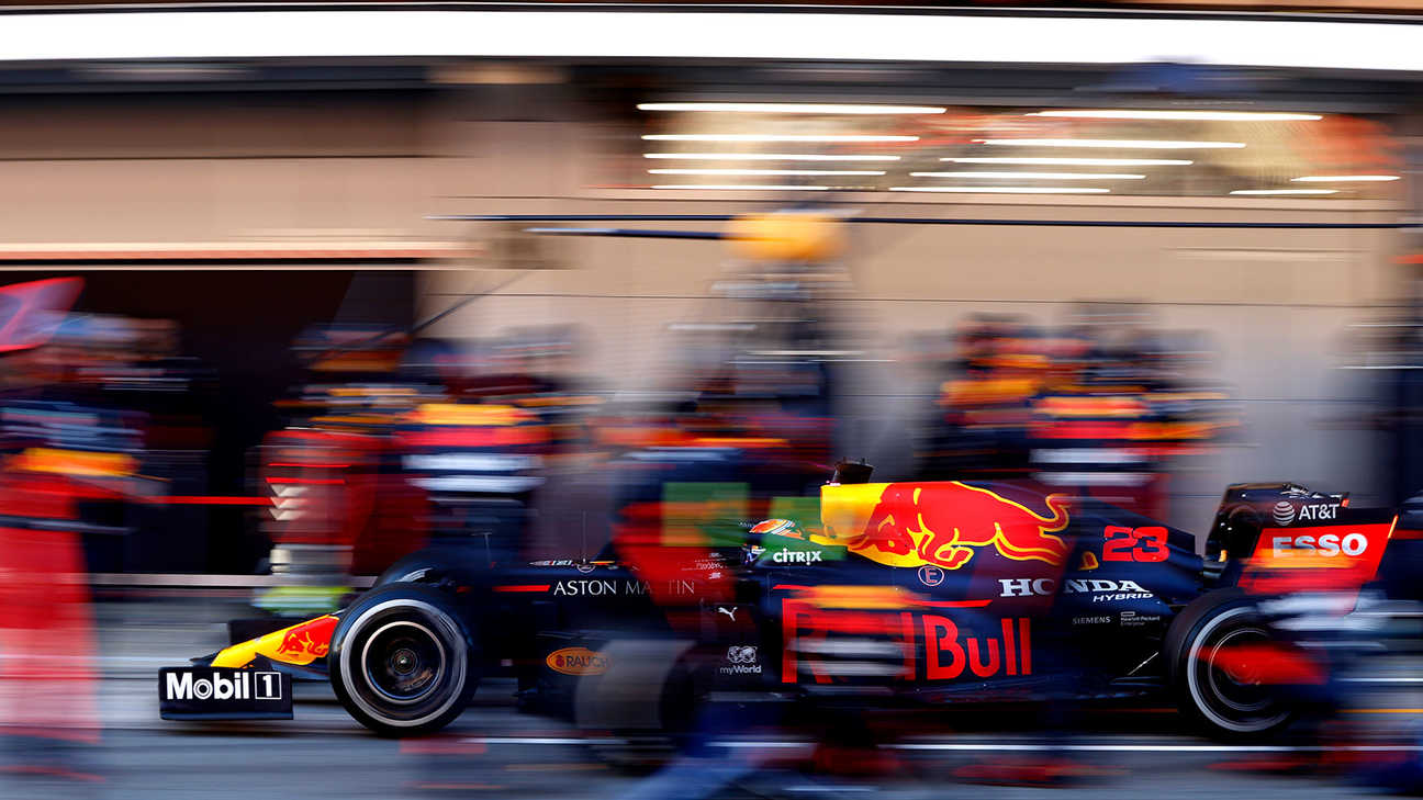 Vozidlo tímu Aston Martin Red Bull Racing v boxovej uličke