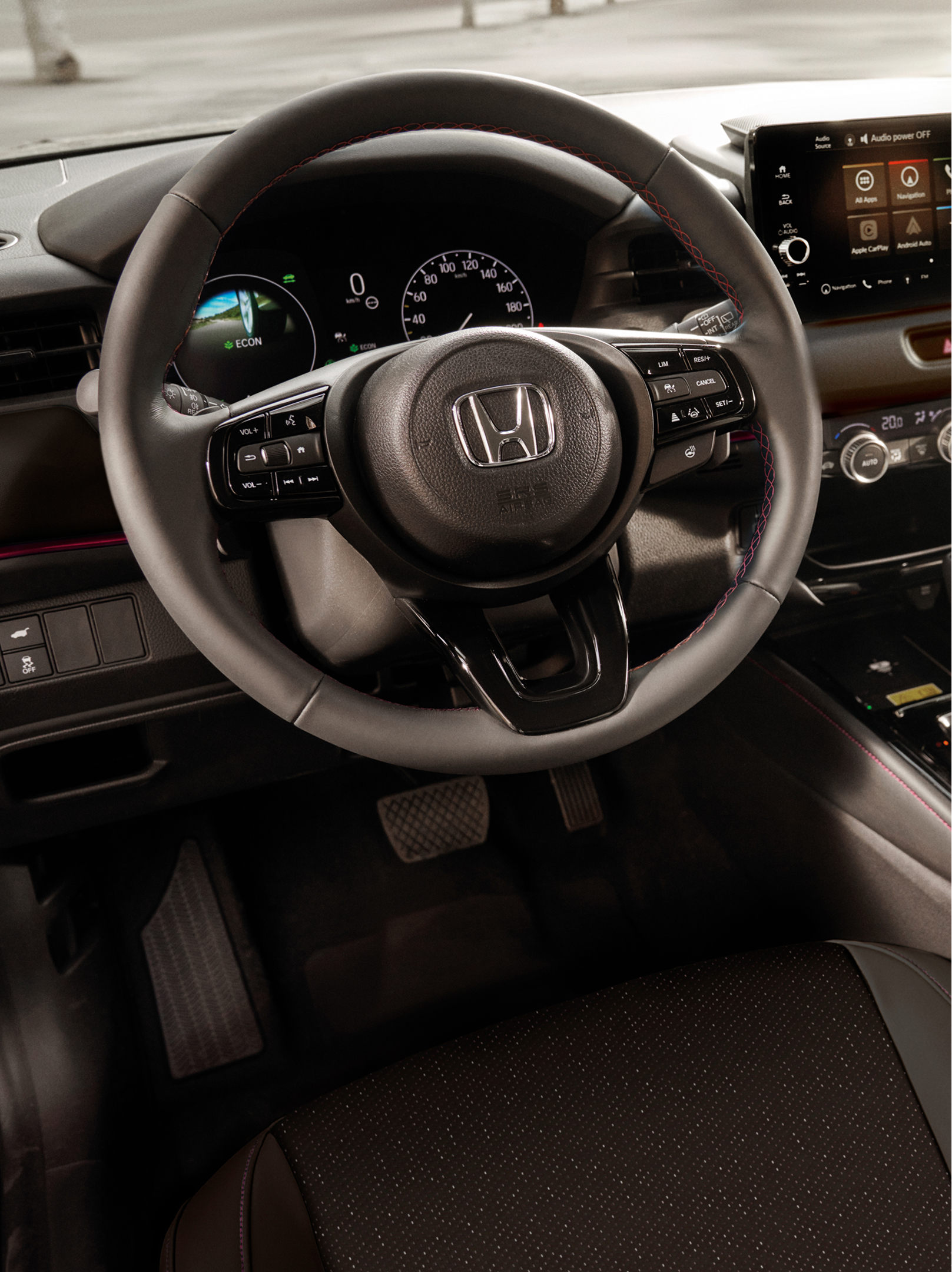 Pohľad na interiér Honda HR-V s volantom, digitálnym prístrojovým panelom, stredovou dotykovou obrazovkou a automatickým voličom prevodov.
