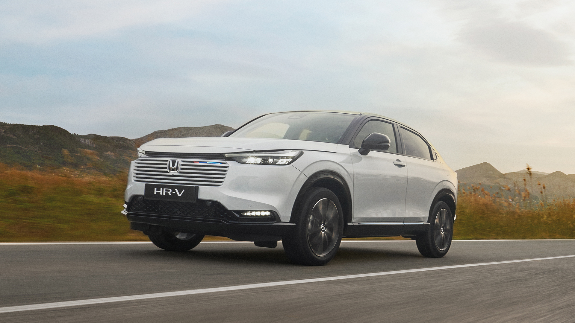 Jazda s vozidlom HR-V na prehľadnej ceste.