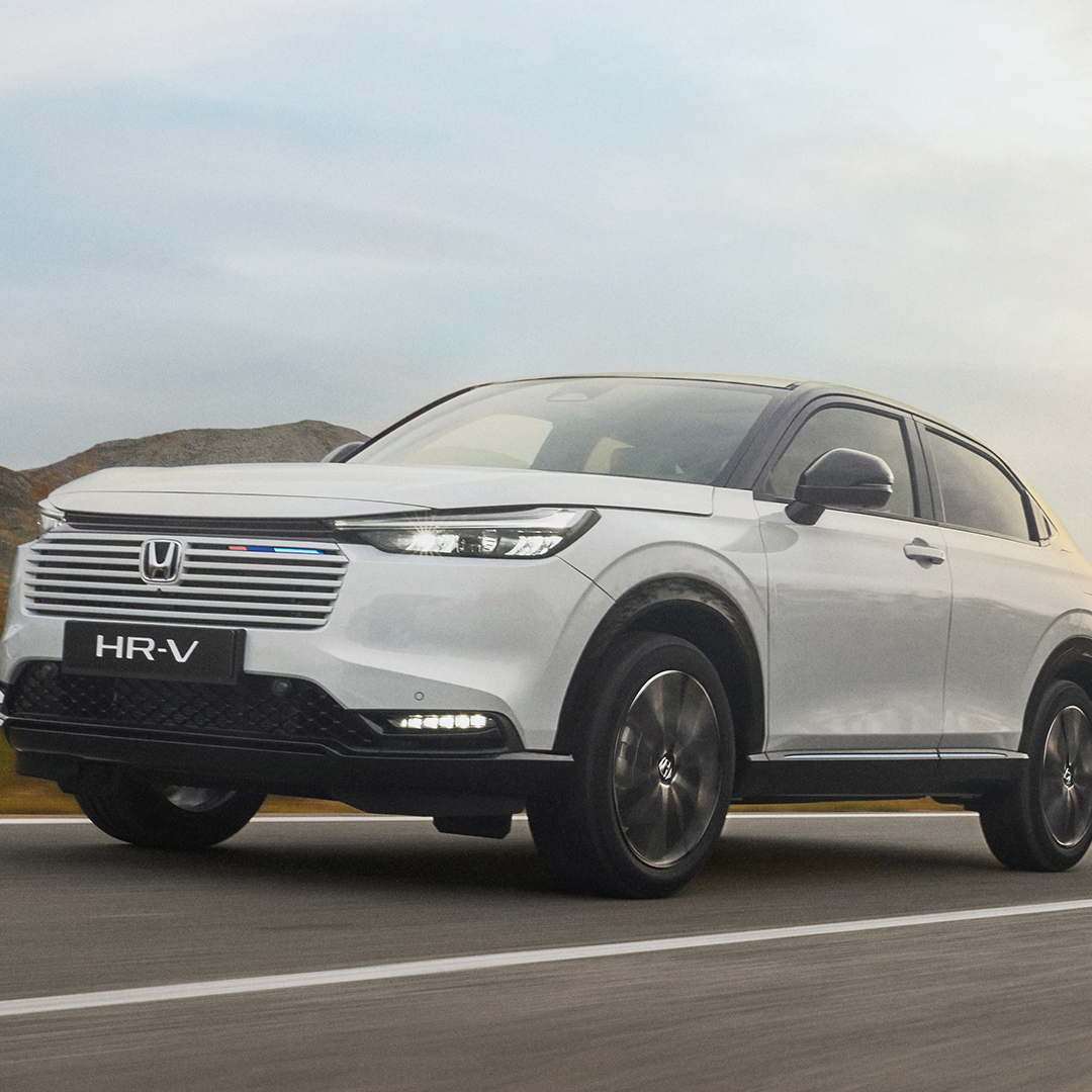 Jazda s vozidlom HR-V na prehľadnej ceste.