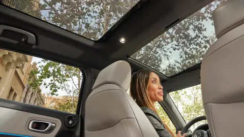 Vnútorný pohľad na panoramatickú sklenenú strechu v Honde HR-V. 