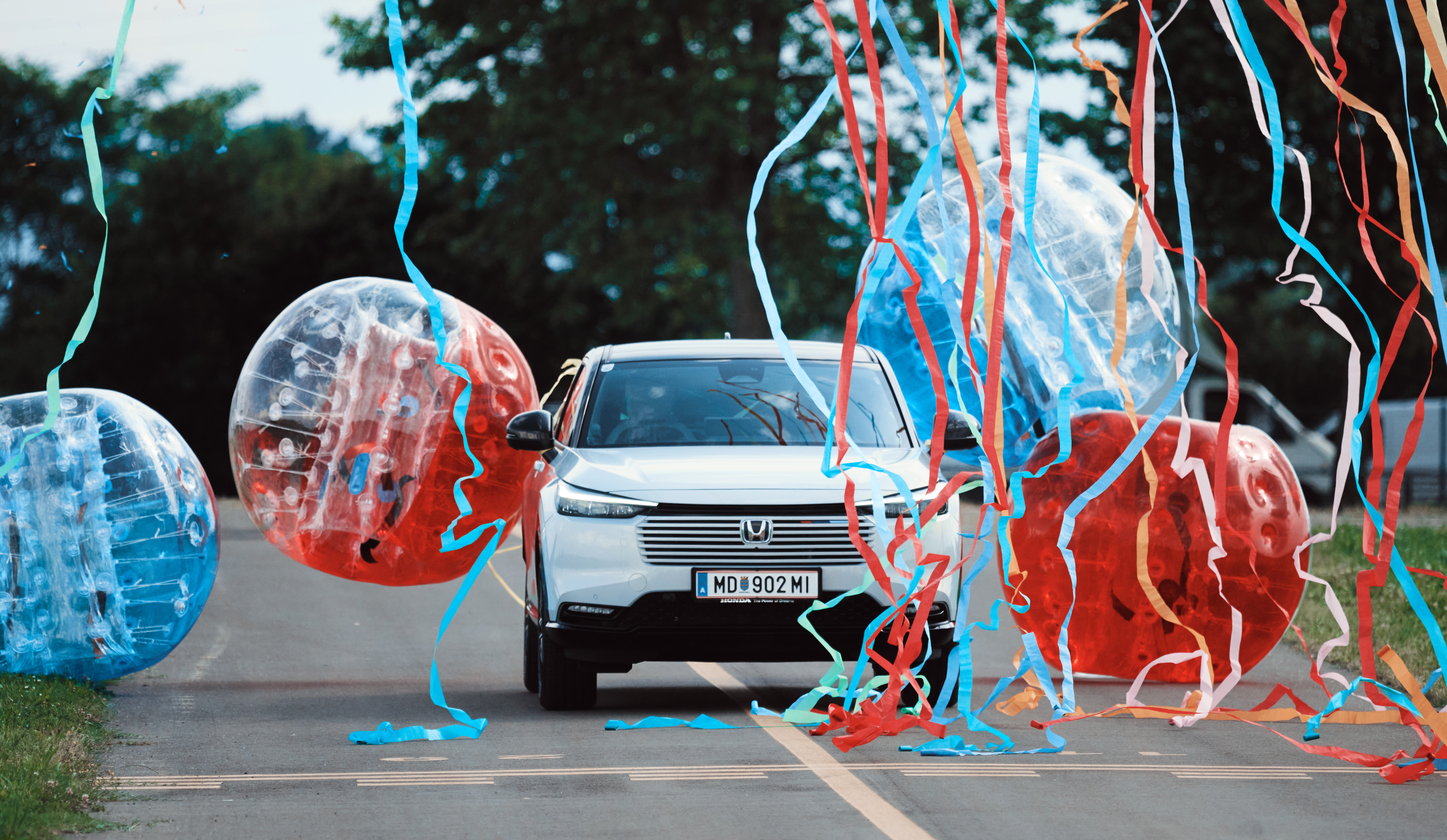 HR-V narážajúce do balónov