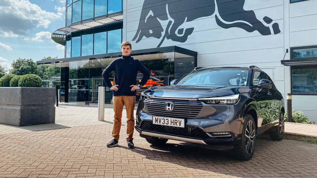 Max Verstappen stojí vedľa modelu Honda HR-V