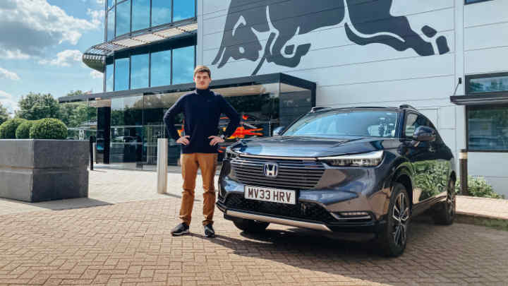 Max Verstappen stojí vedľa modelu Honda HR-V