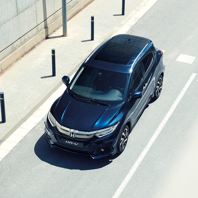 Pohľad zhora na model Honda HR-V v meste.