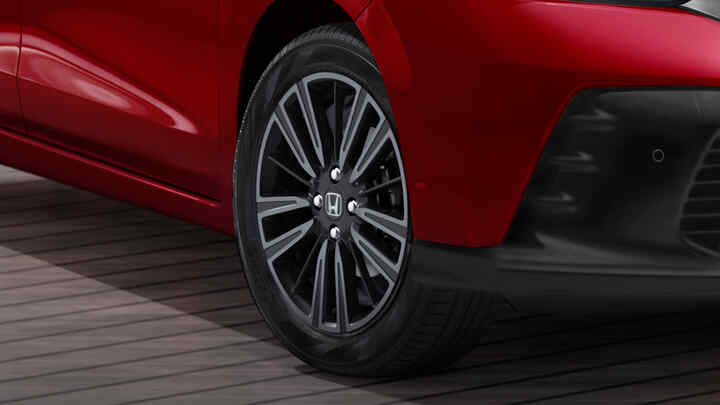 Detailný záber na zliatinový disk vozidla Honda Jazz.