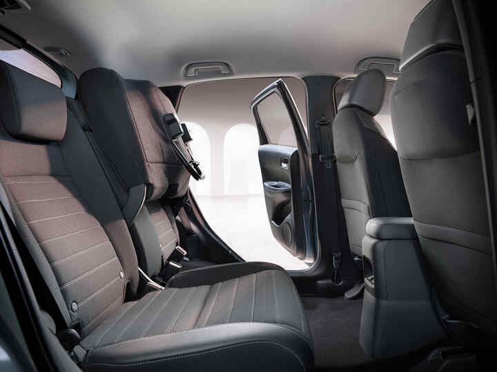 Interiér vozidla Jazz Hybrid so sklápacími sedadlami.