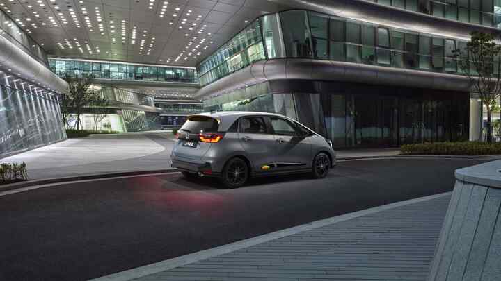 Pohľad zozadu na vozidlo Honda Jazz zaparkované v meste.