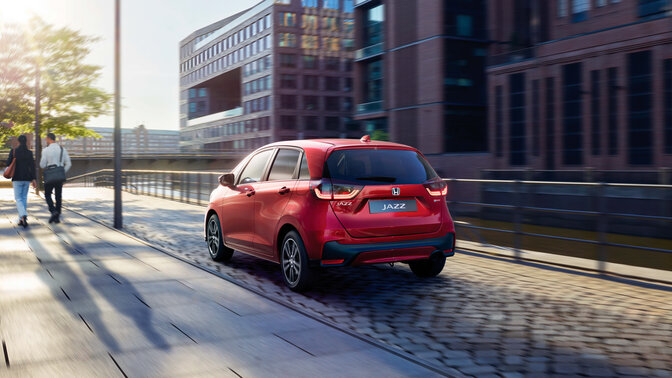 Trojštvrťový záber spredu na model Jazz s mestom v pozadí