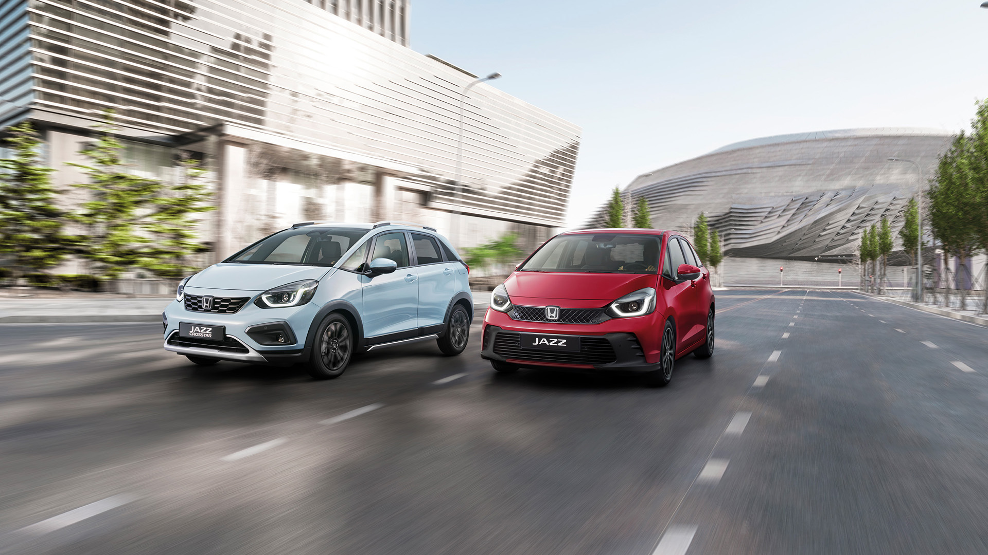 Pohľad zozadu na Hondu Jazz na pobreží.