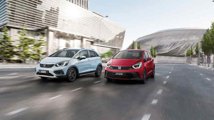 Pohľad zozadu na Hondu Jazz na pobreží.