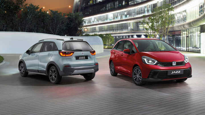 Dve Hondy Jazz, jedna zozadu a jedna spredu, v mestskej lokalite.