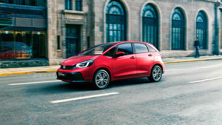 Trojštvrťový pohľad spredu na vozidlo Honda Jazz pri jazde po meste.