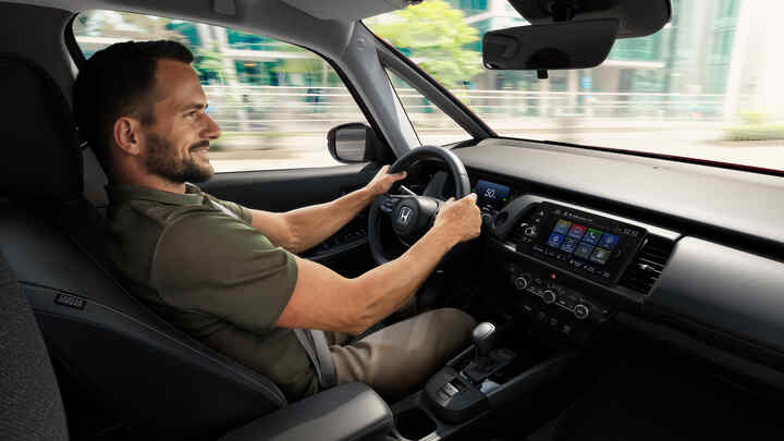 Pohľad z interiéru na palubnú dosku vozidla Honda Jazz.