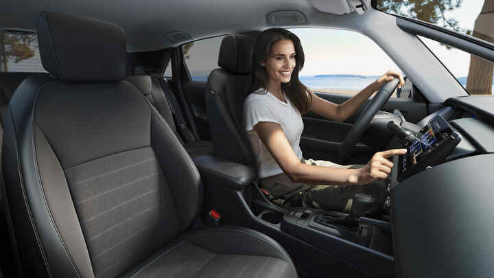 Predný 3/4 Jazz Crosstar jazdiaci v pobrežnej lokalite.