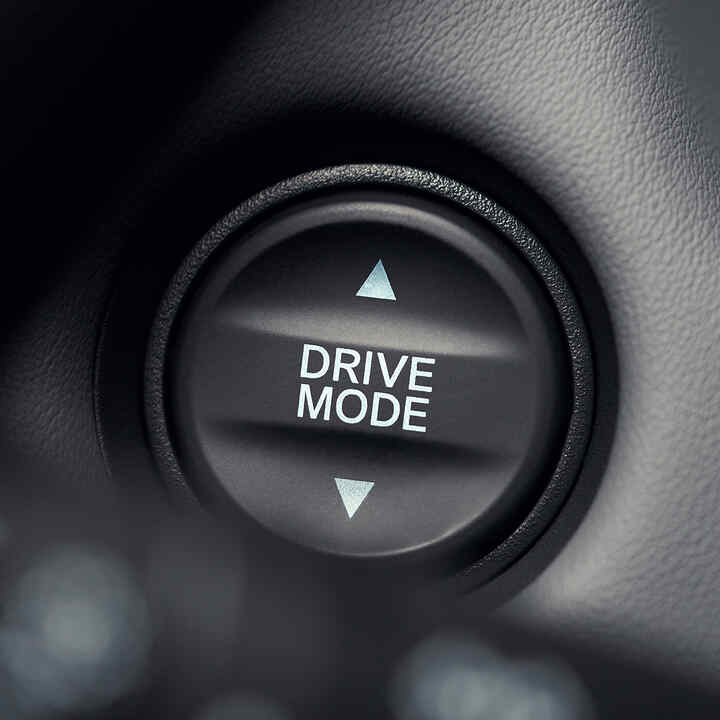 Detail tlačidla režimu jazdy s bielym textom