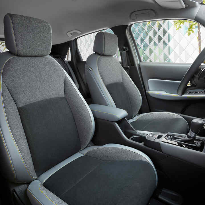 Sivé sedadlá so žltým prešívaním