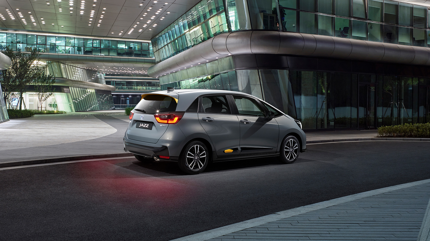 Pohľad zozadu na vozidlo Honda Jazz zaparkované v meste.