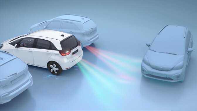 Grafické znázornenie funkcií systému Honda SENSING modelu Honda Jazz Hybrid. 