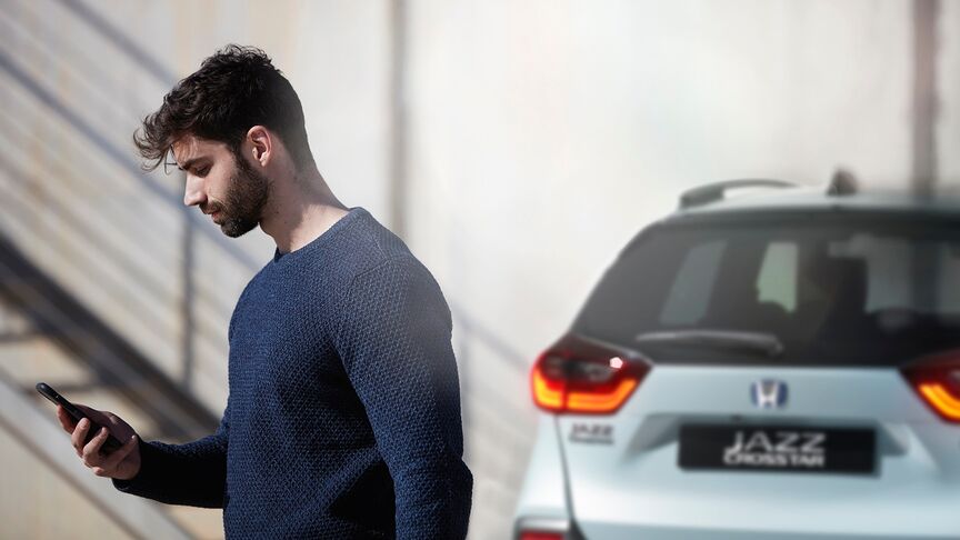 Detailný záber na osobného asistenta Honda na prístrojovej doske Hondy e