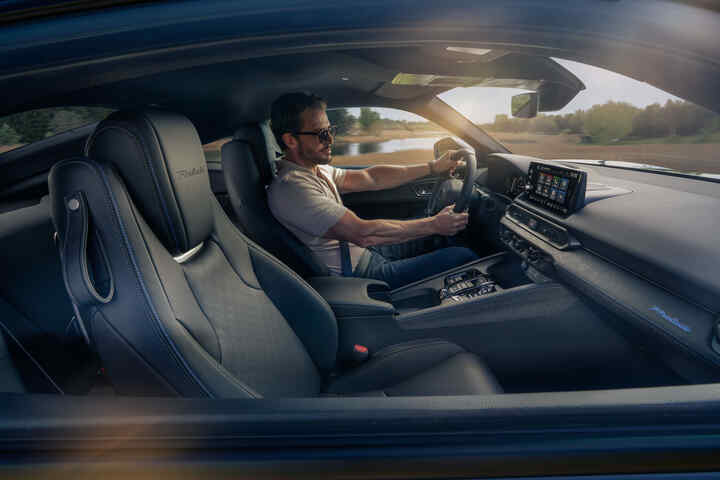 Pohľad na predné sedadlá a stredovú konzolu modelu Honda Prelude Hybrid zo strany spolujazdca.