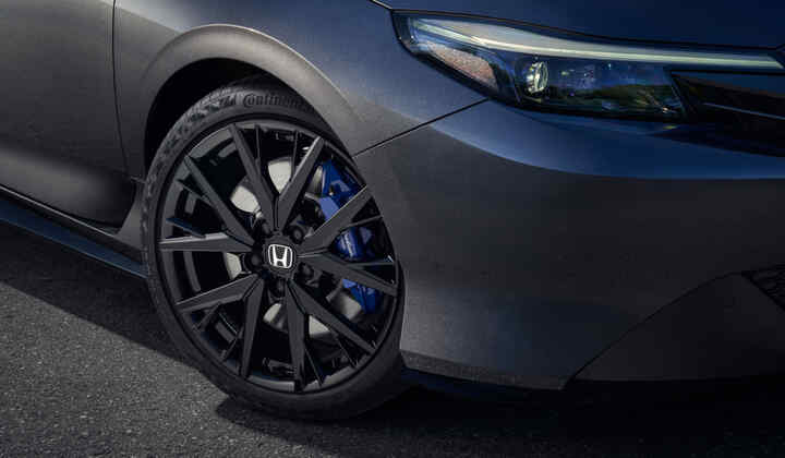 Bočný detail kolesa a svetlometu vozidla Honda Prelude Hybrid.