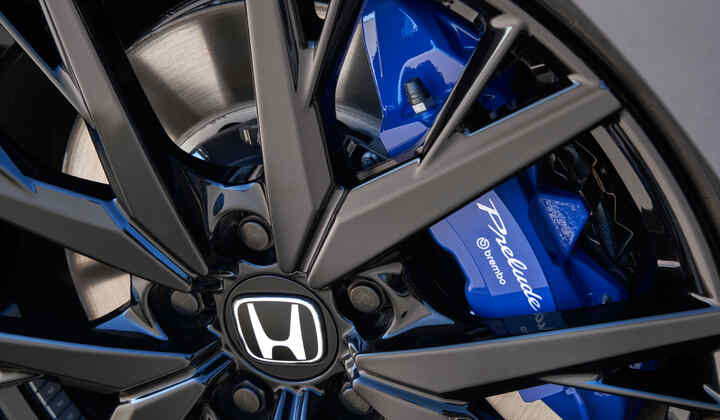 Detailný záber na koleso vozidla Honda Prelude Hybrid s brzdami Brembo.
