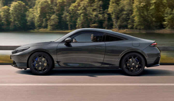 Honda Prelude Hybrid jazdiaca po ceste s horami v pozadí.