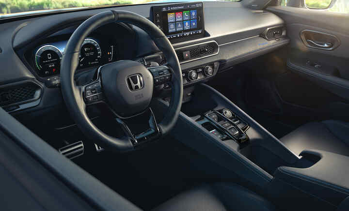 Interiér Honda Prelude Hybrid s volantom a digitálnym displejom.