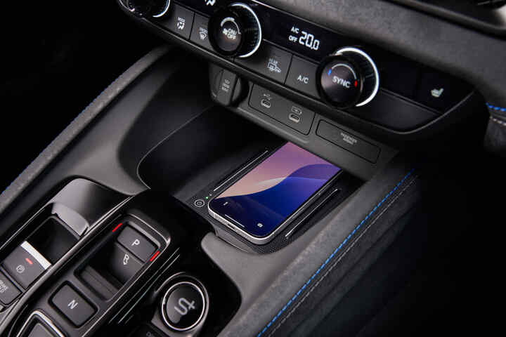Pohľad do interiéru vozidla Honda Prelude Hybrid so zameraním na bezdrôtovo nabíjaný iPhone.