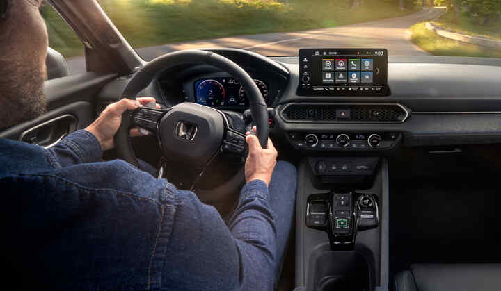 Pohľad vodiča vo vnútri vozidla Honda Prelude Hybrid, s prístrojovou doskou a obrazovkou informačno-zábavného systému.