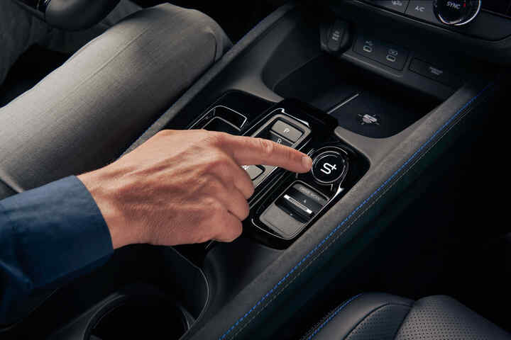 Pohľad do interiéru modelu Honda Prelude Hybrid s čiernymi koženými sedadlami s modrým prešívaním a modernou palubnou doskou.