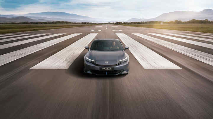 Vodič si užíva interiér modelu Honda Prelude Hybrid s digitálnym kokpitom a pokročilým informačno-zábavným systémom.