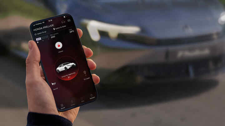 Osoba držiaca telefón s aplikáciou My Honda+.