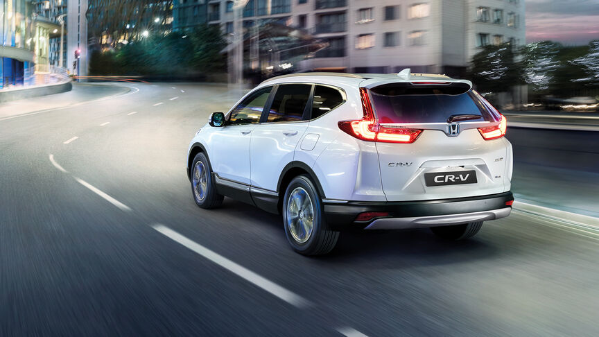 Pohľad spredu na vozidlo Honda HR-V idúce po vidieckej ceste