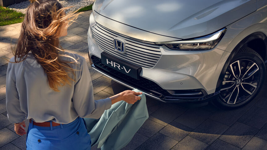 Pohľad spredu na vozidlo Honda HR-V idúce po vidieckej ceste