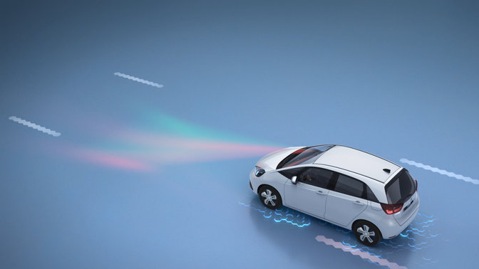Pohľad spredu na prechádzajúci model Honda CR-V znázorňujúci prevenciu opustenia vozovky