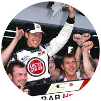 Jenson Button pr&aacute;ve vyhral preteky.