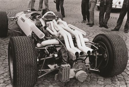 Troj&scaron;tvrťov&yacute; pohľad zozadu na model Honda RA273.